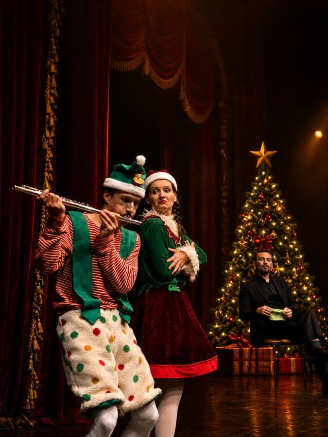 Teatro de Natal com duendes em palco